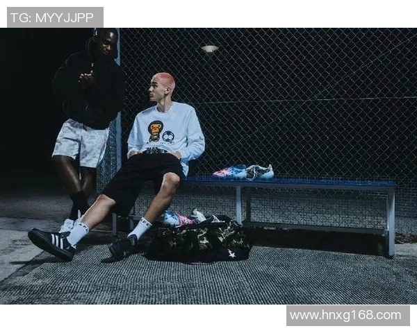 大牌足球球星突然现身繁华街头引发路人热烈围观和激情互动